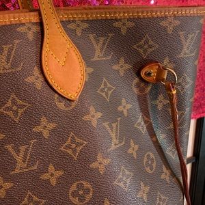 An authentic louis vuitton neverfull tote bag.